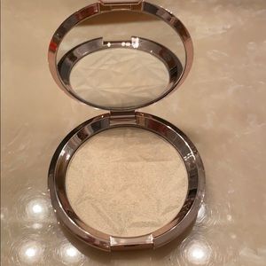 Becca vanilla quartz highlighter